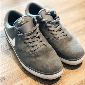 Gray Suede Nike skater shoes◽️